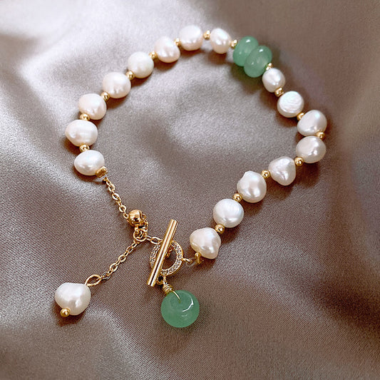 woman pearls bracelet