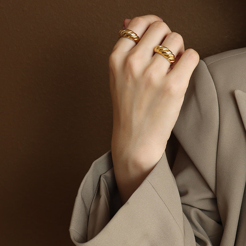 woman gold wavy ring